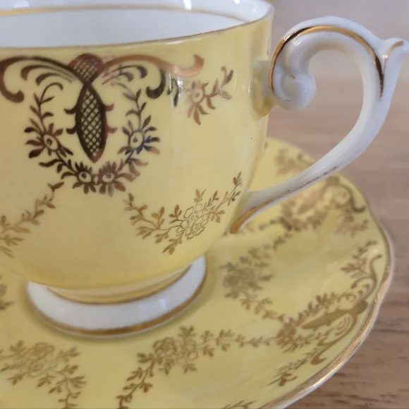 Queen Anne Fine Bone China Yellow Gold Filigree Teacup & Saucer Set - Picture 4 of 11